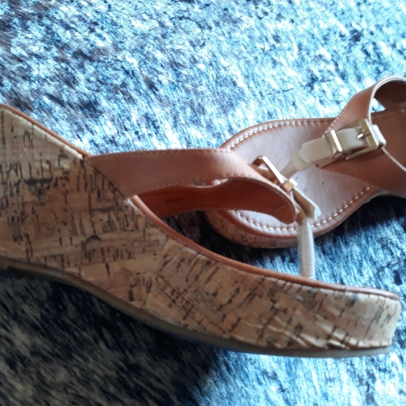 Unique Buckle detail Wedge Shoes Size 7.5 - Picture 3 of 4